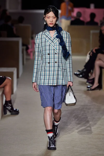 Look 16